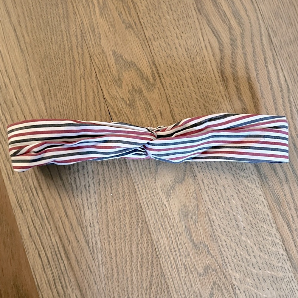 J.Crew Twist headband in classic pattern. Color: IVORY/ NAVY/RED. Size: ONE SIZE